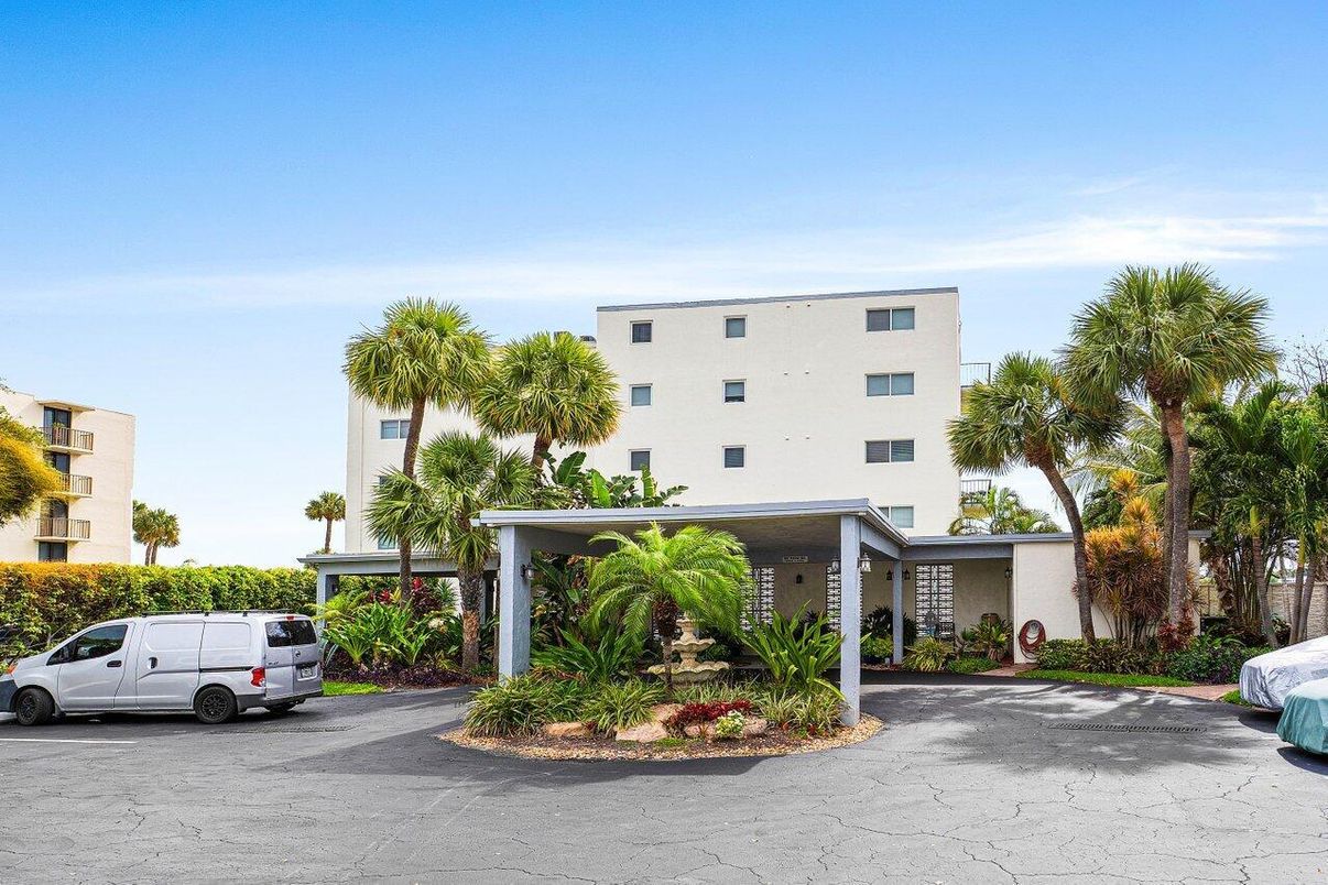 Exterior, Facade, Condo Building