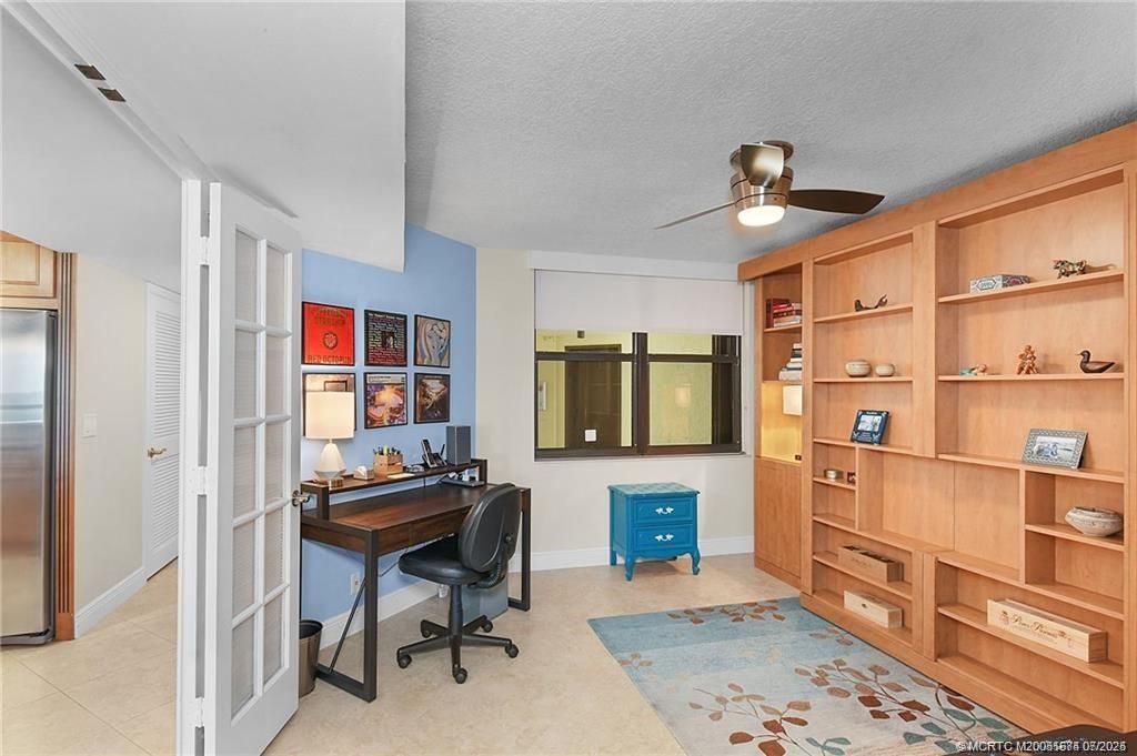 Home Office, Interior