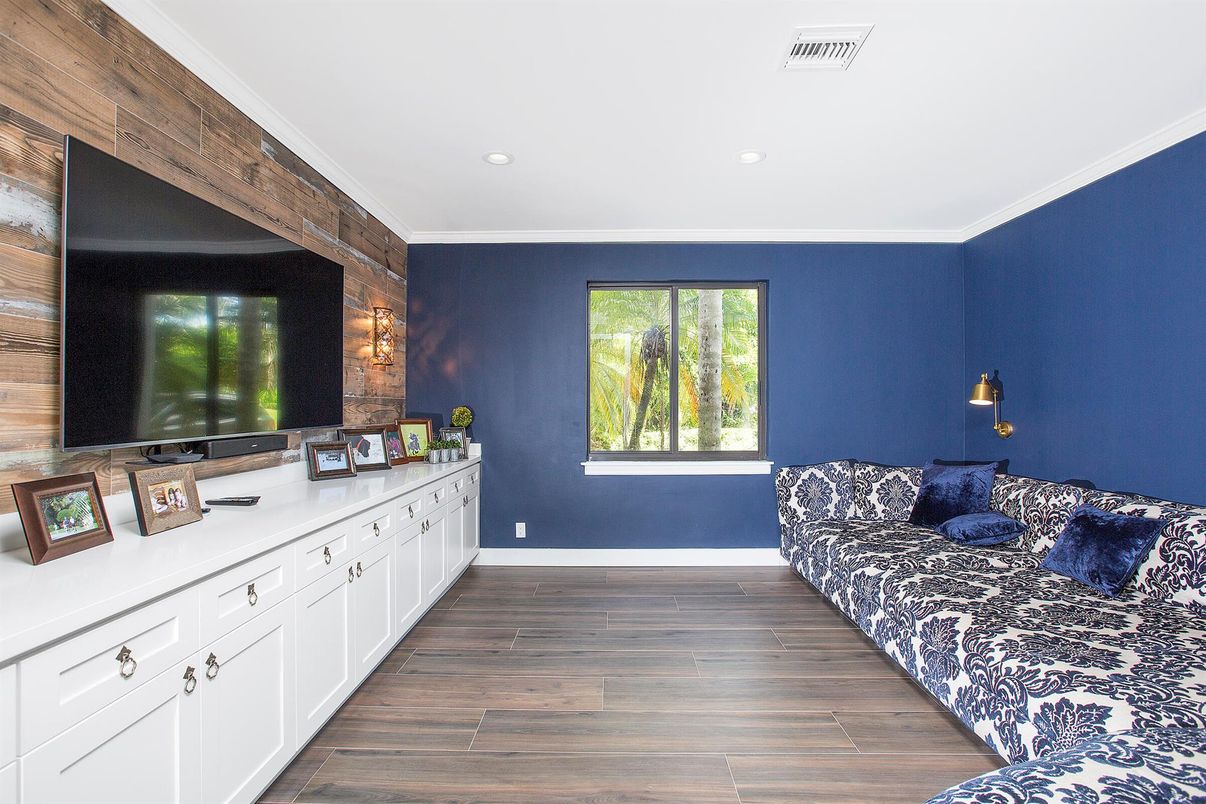 Interior, Recessed Lighting, Wood Texture Flooring