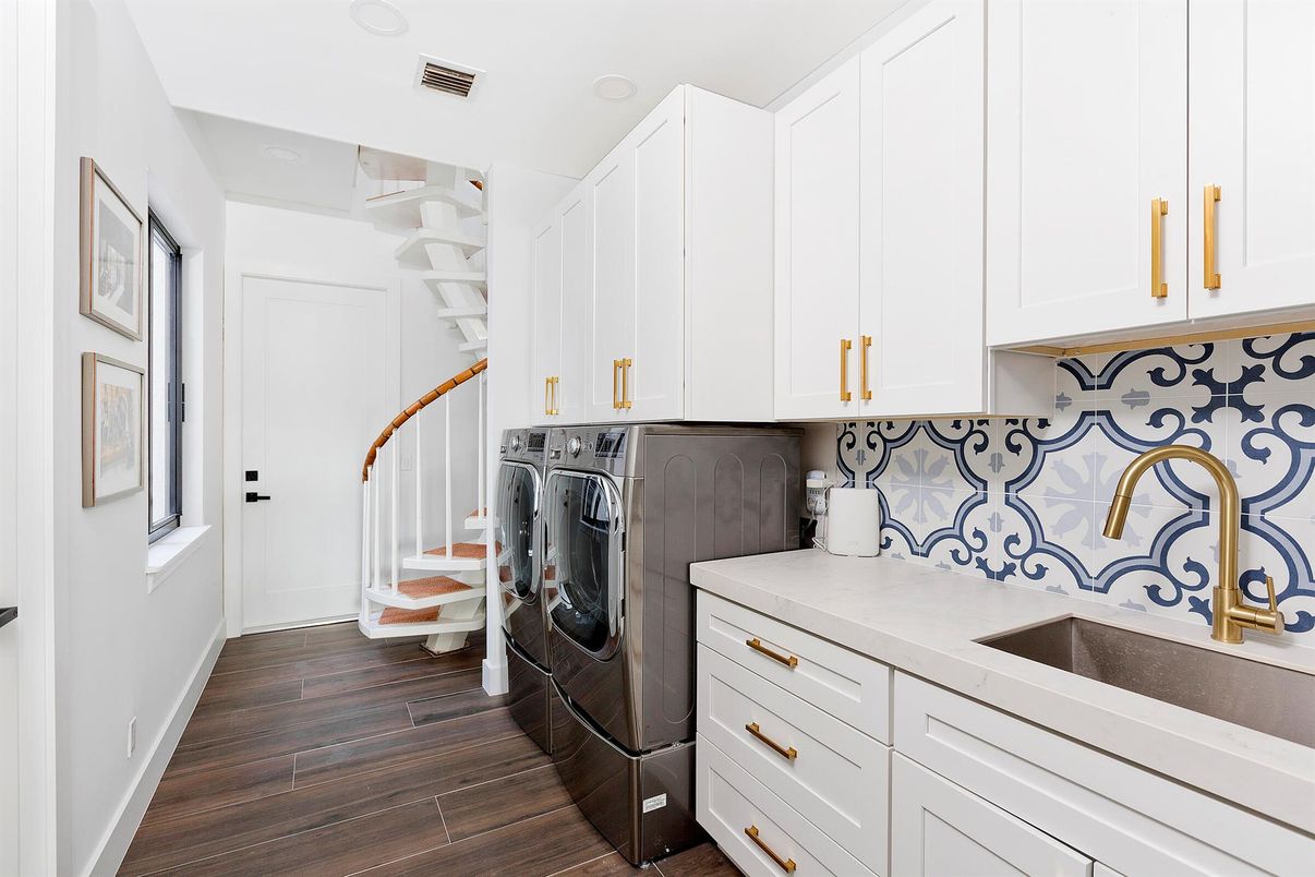 Interior, Washer, Wood Texture Flooring