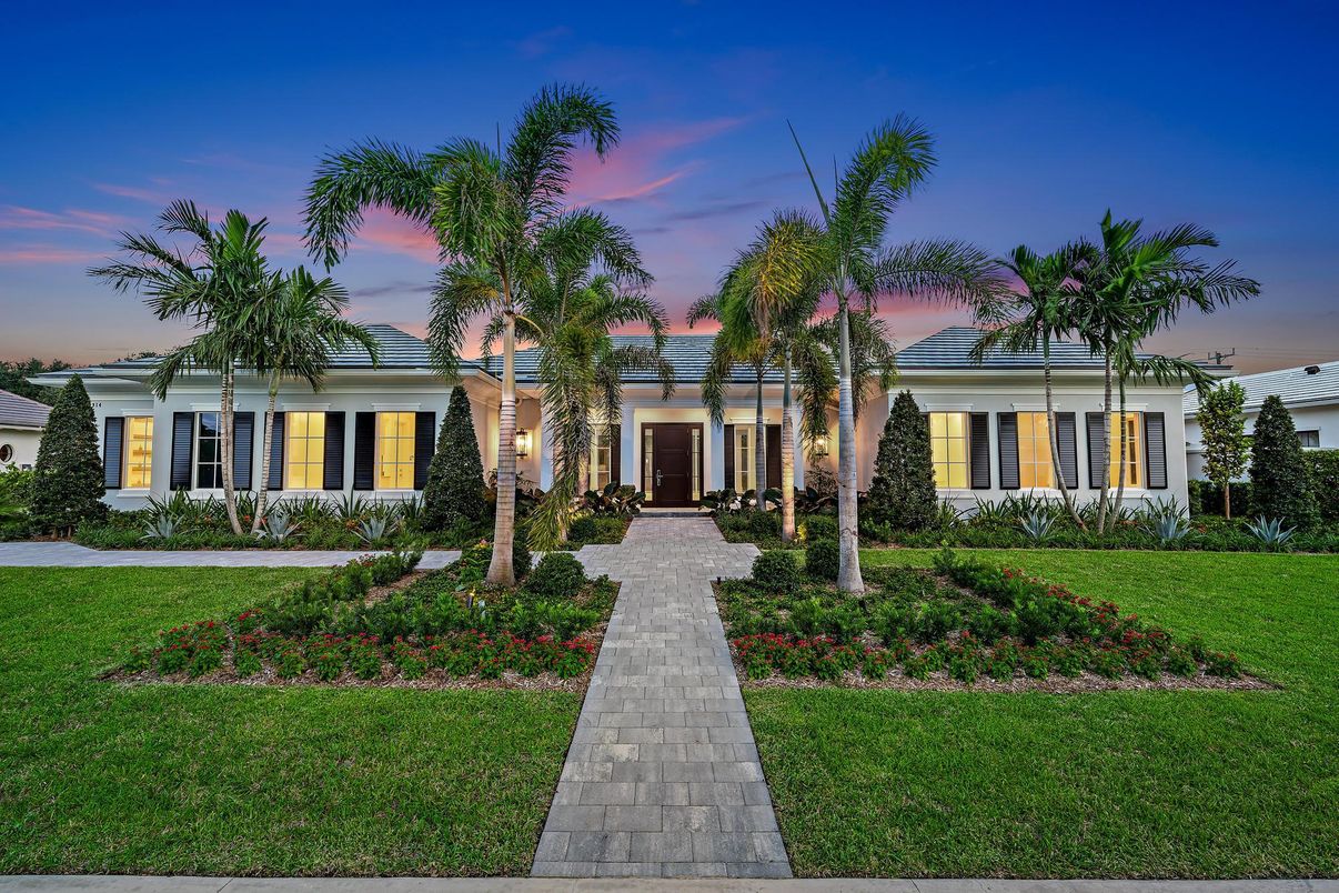 Exterior, Facade, Ranch