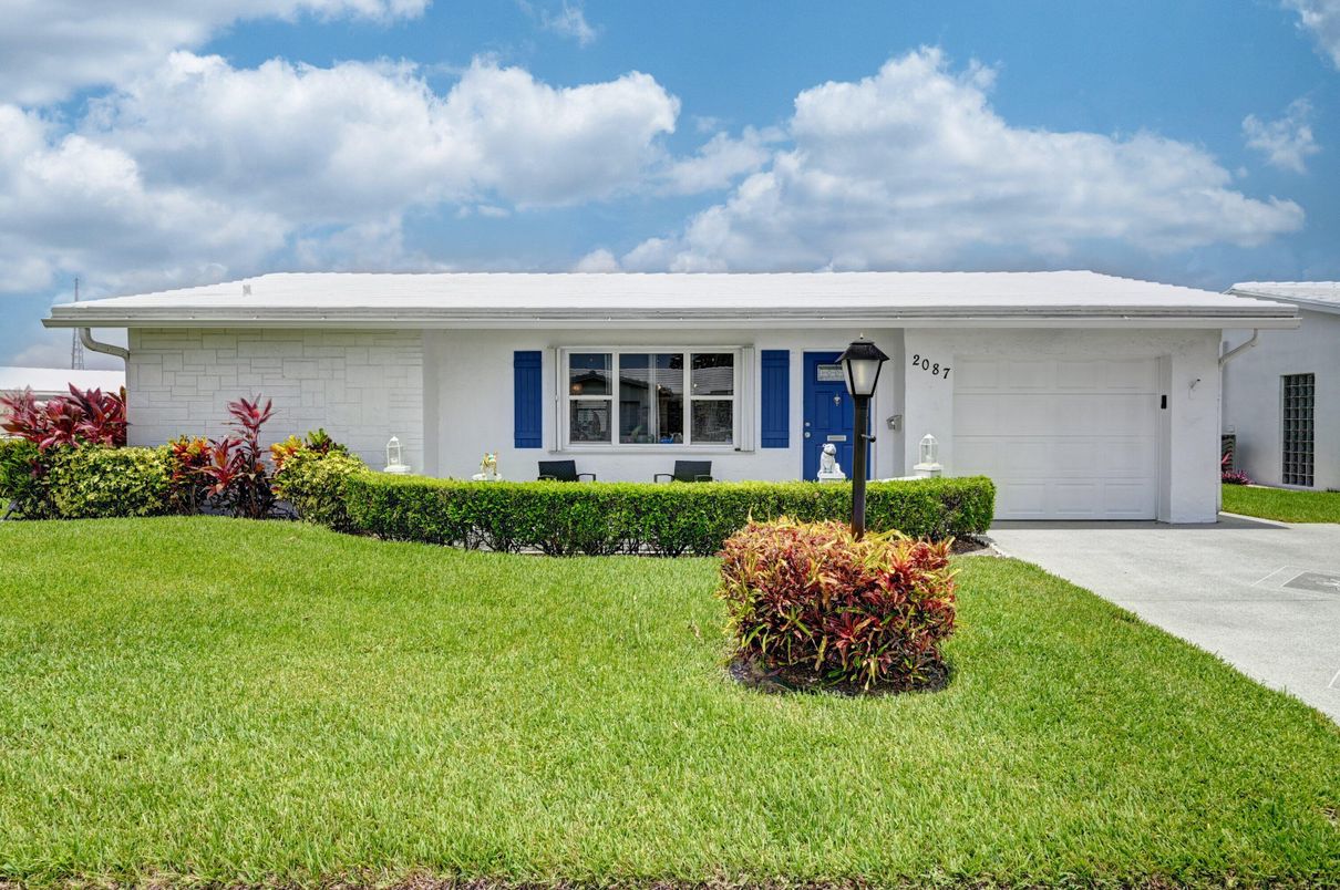 Attached, Exterior, Facade, Ranch