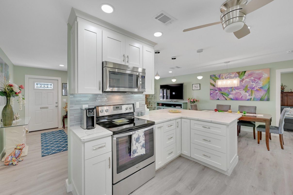 Dining room, Interior, Kitchen, Pendant Lights, Recessed Lighting, Stainless Steel Appliances, Wood Texture Flooring