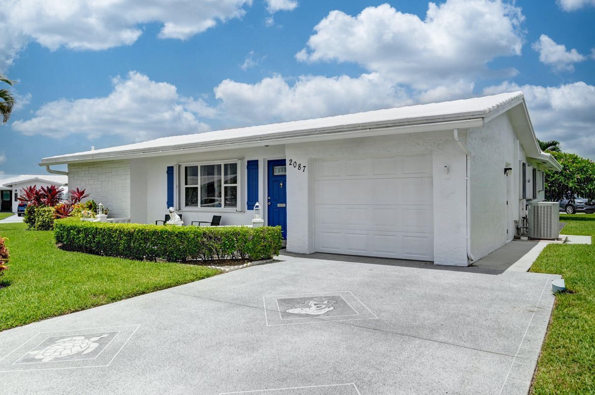 Attached, Exterior, Facade, Ranch