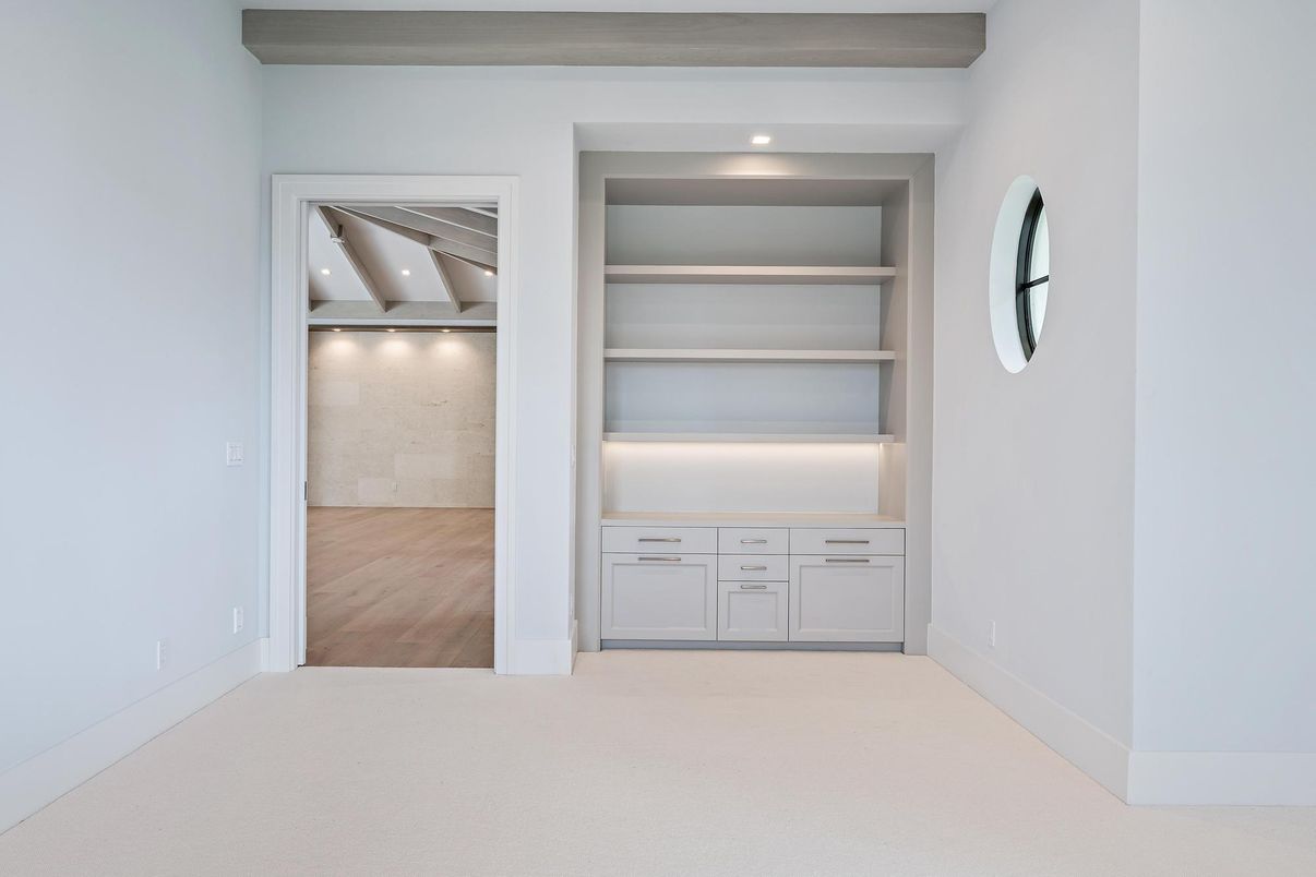 Empty room, Interior, Recessed Lighting