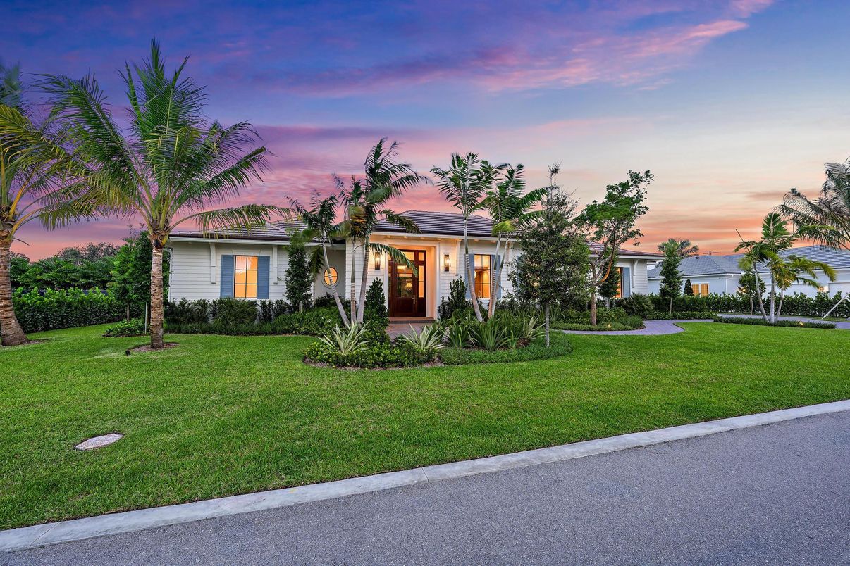 Backyard, Exterior, Facade, Ranch