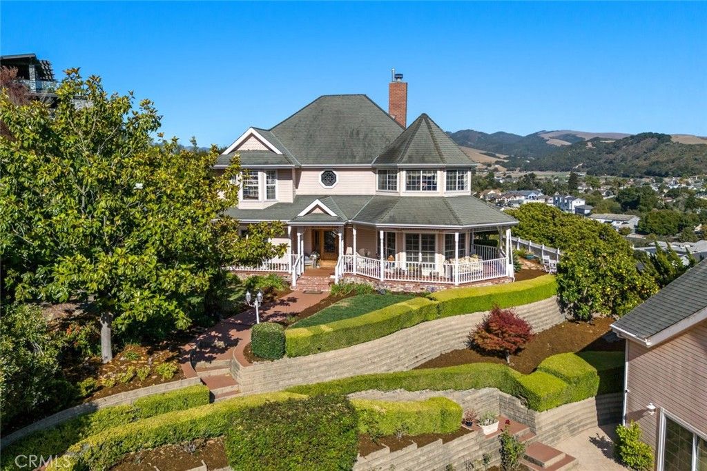 Backyard, Exterior, Facade, Queen Anne Victorian