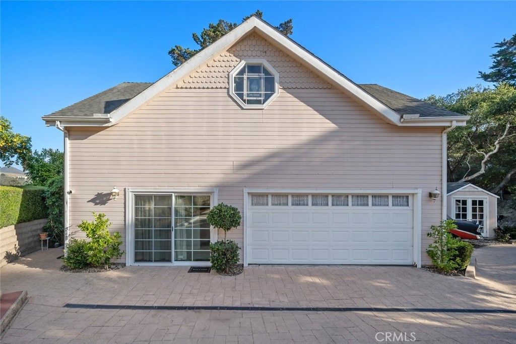 Attached, Exterior, Facade, American Craftsman