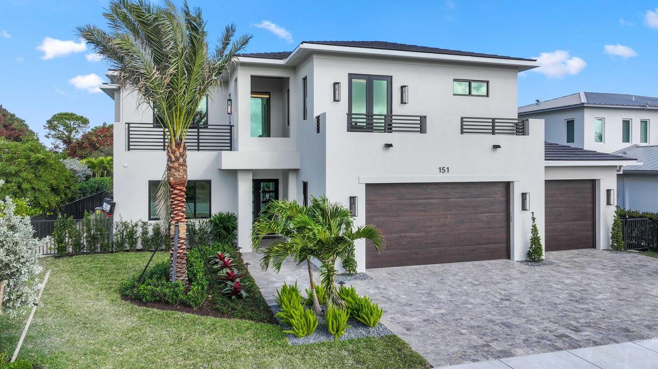 Attached, Exterior, Facade, Modern