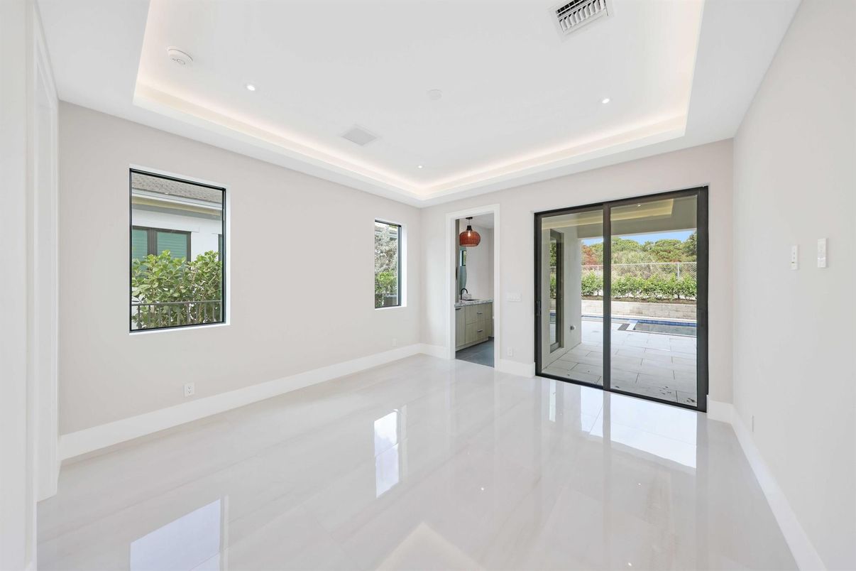 Empty room, Interior, Recessed Lighting