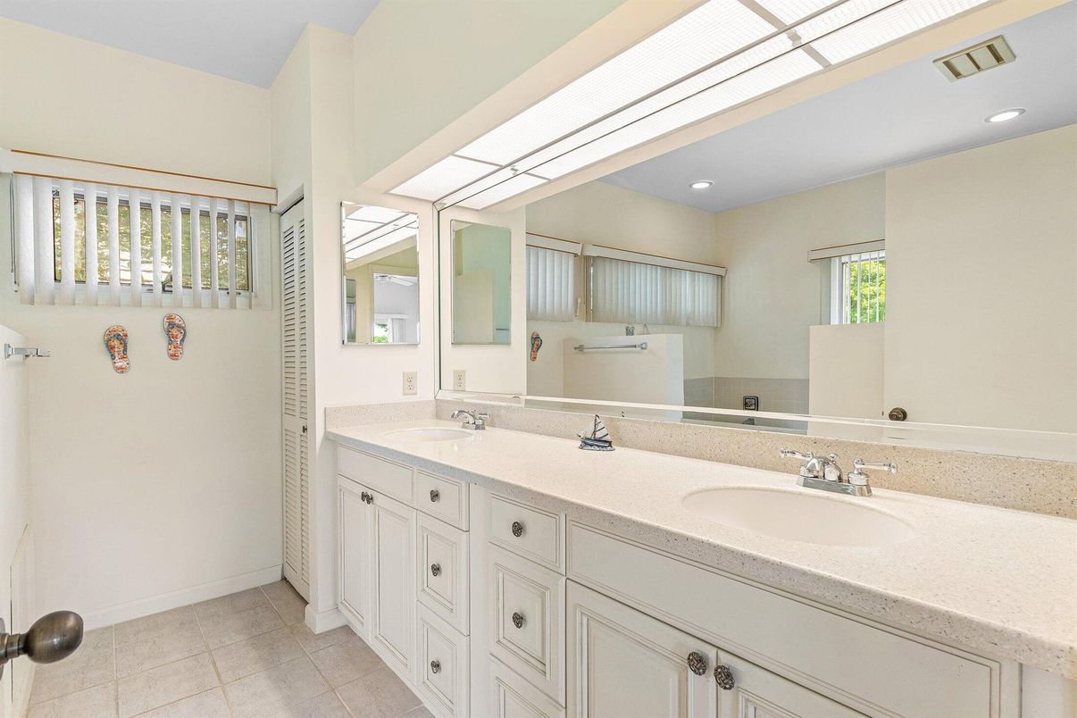Bathroom, Dual Sink Vanities, Interior, Recessed Lighting