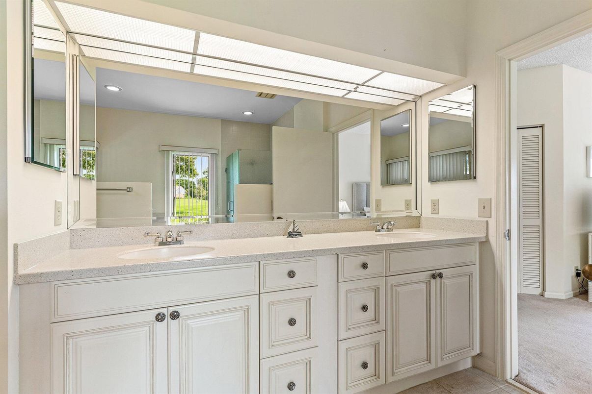 Bathroom, Dual Sink Vanities, Interior, Recessed Lighting