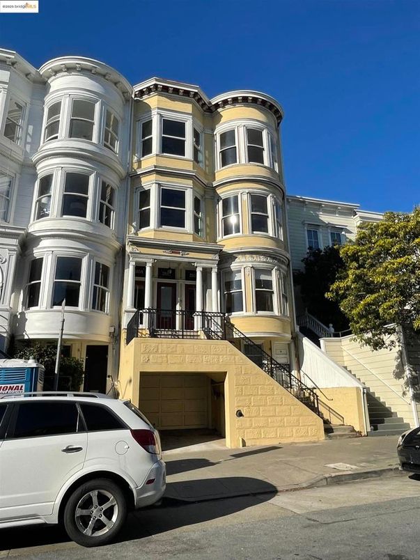 Attached, Exterior, Facade, Rowhouse