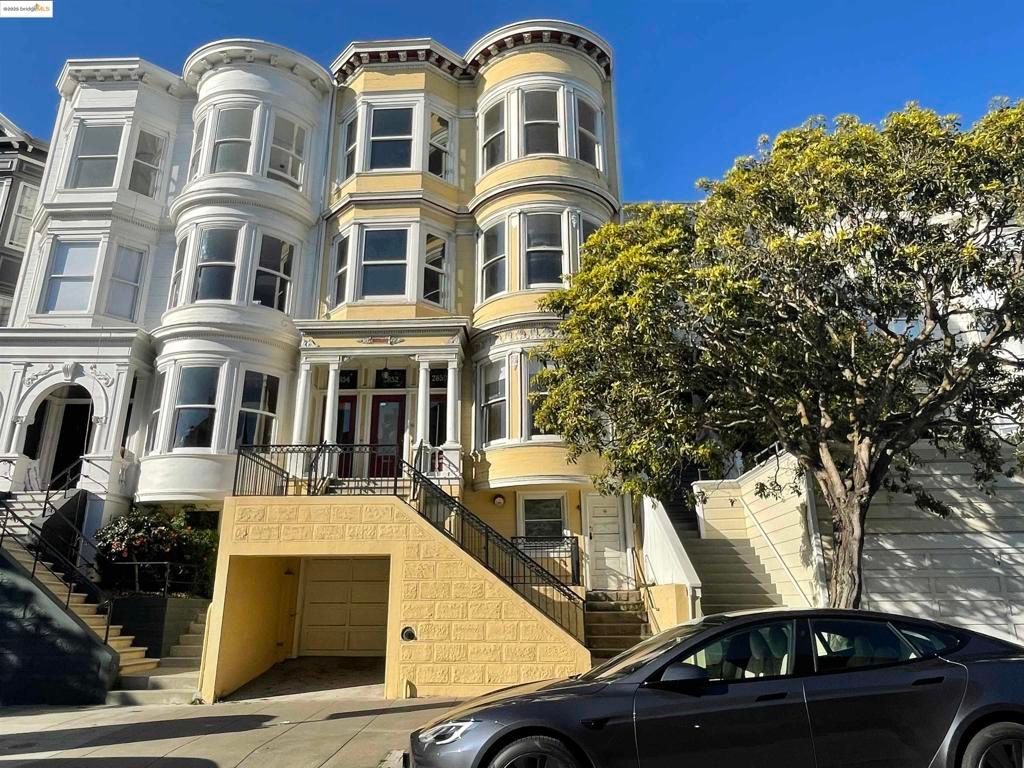 Exterior, Facade, Rowhouse