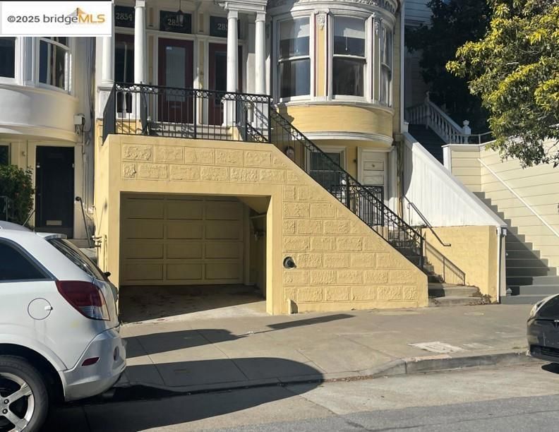 Attached, Exterior, Facade, Rowhouse