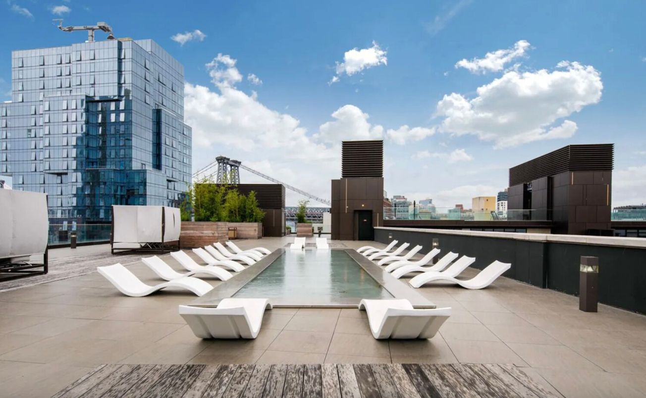 Exterior, Facade, Pool, Highrise