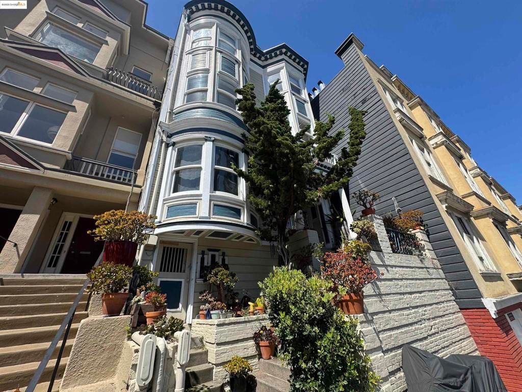 Exterior, Facade, Queen Anne Victorian