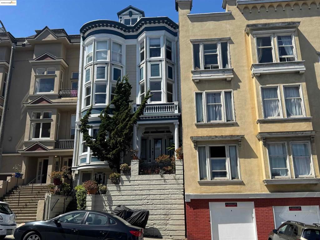 Exterior, Facade, Rowhouse