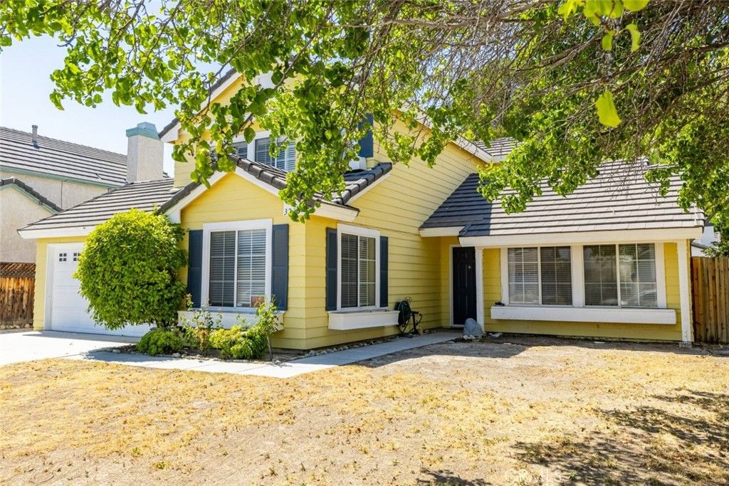 Attached, Exterior, Facade, Cape Cod