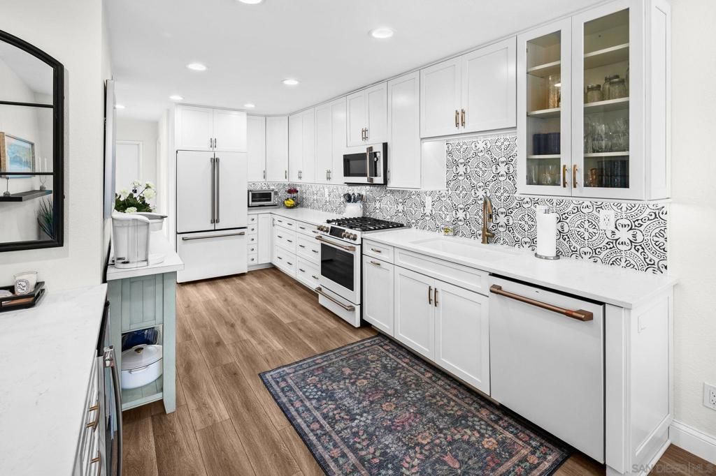 Dining room, Interior, Kitchen, Pendant Lights, Recessed Lighting, Wood Texture Flooring