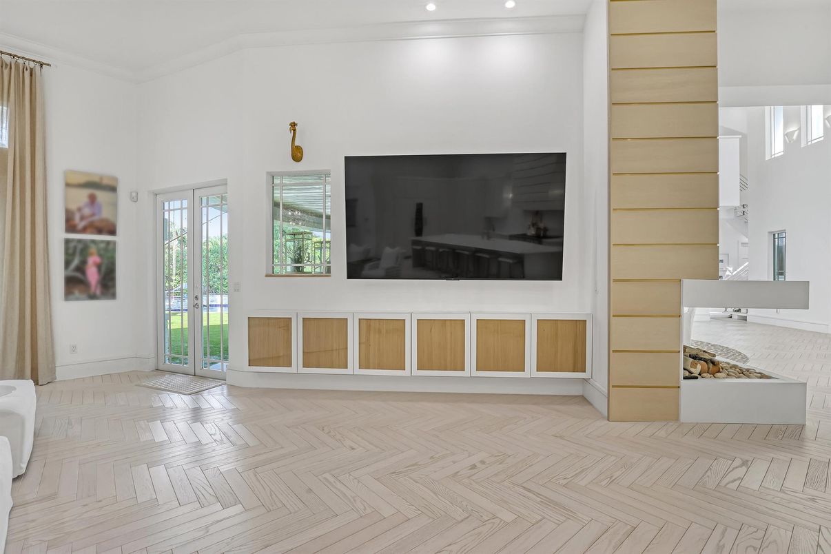 Interior, Recessed Lighting, Wood Texture Flooring