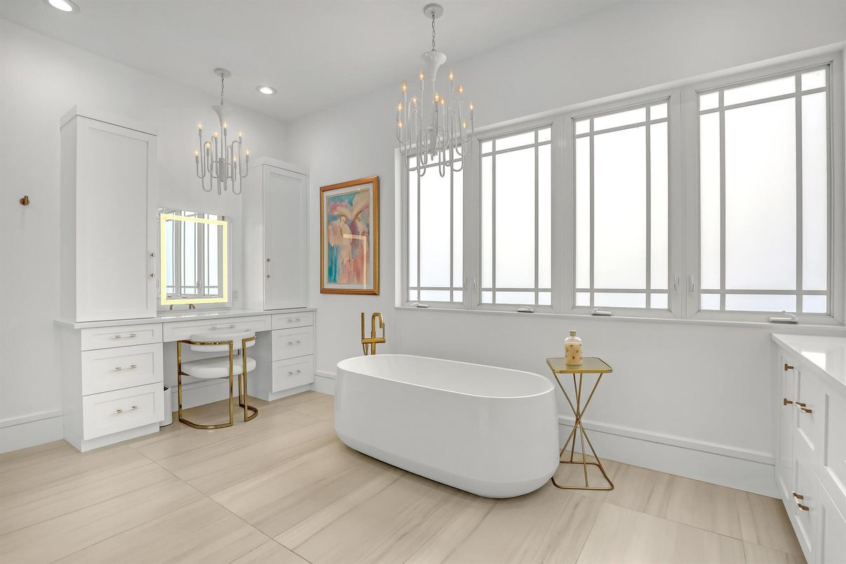 Bathroom, Chandelier, Free Standing Baths, Interior, Pendant Lights, Recessed Lighting