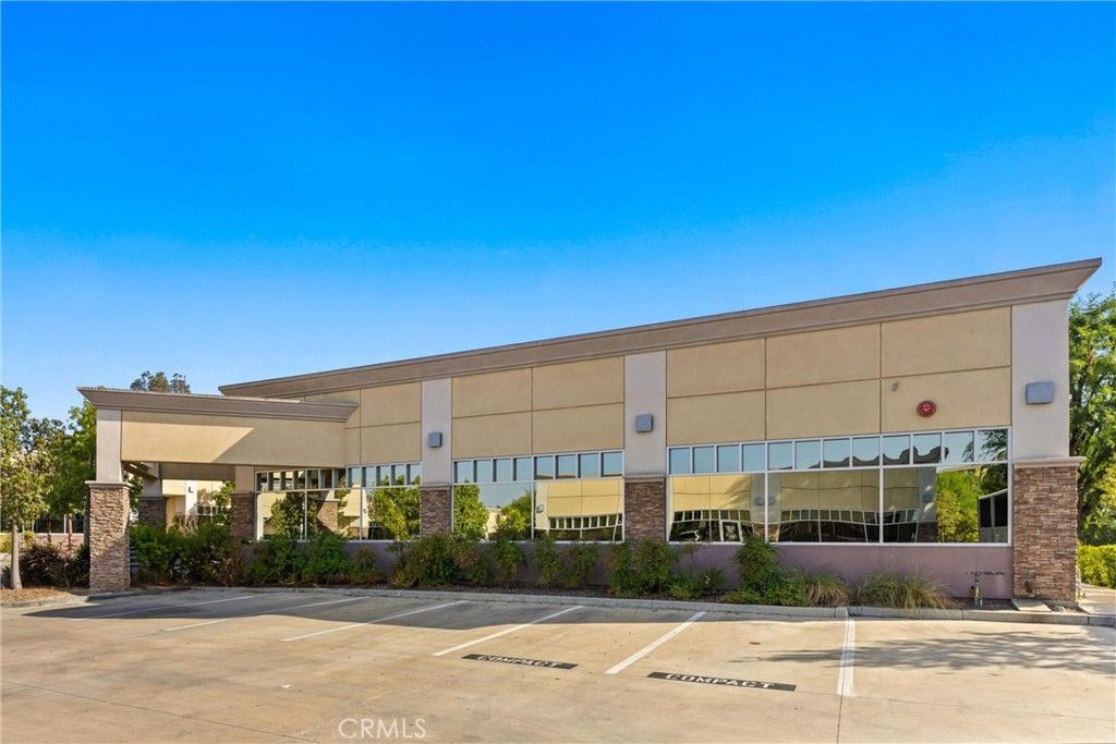 Exterior, Facade, Modern