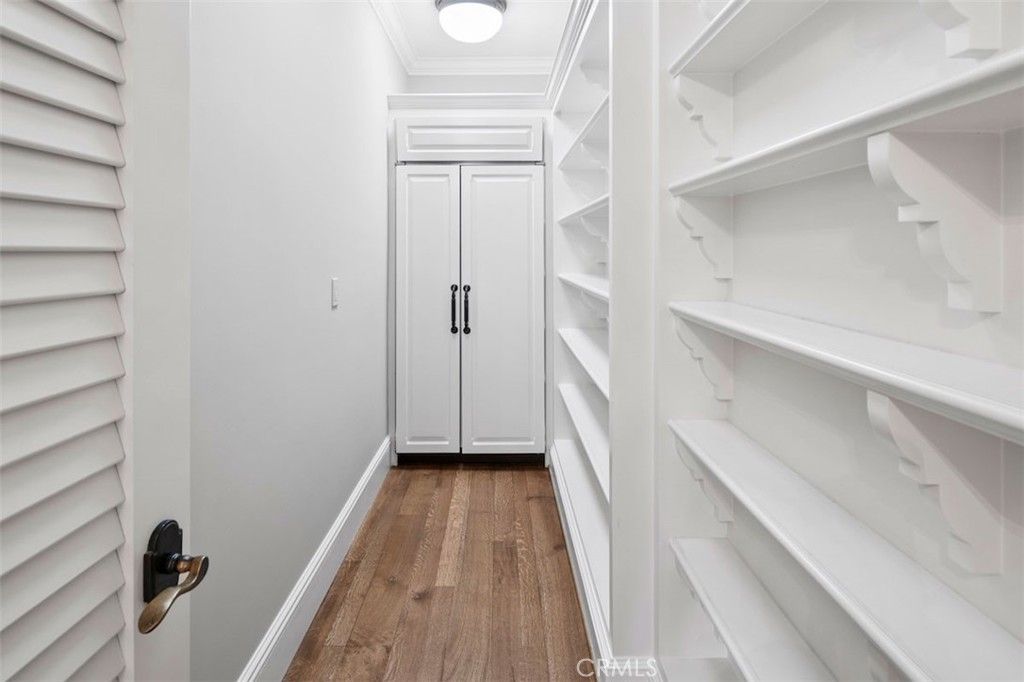 Interior, Walk-in Closets, Wood Texture Flooring