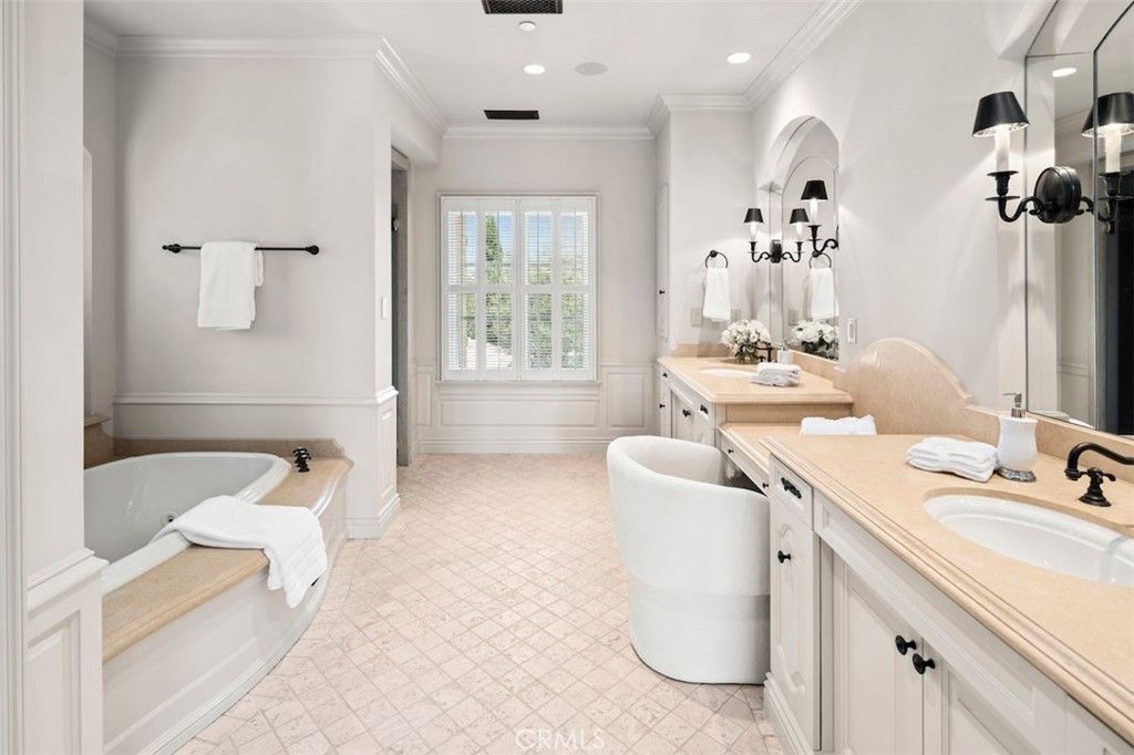 Bathroom, Dual Sink Vanities, Interior, Recessed Lighting