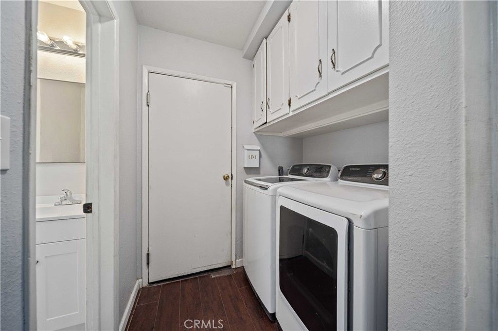 Interior, Washer, Wood Texture Flooring