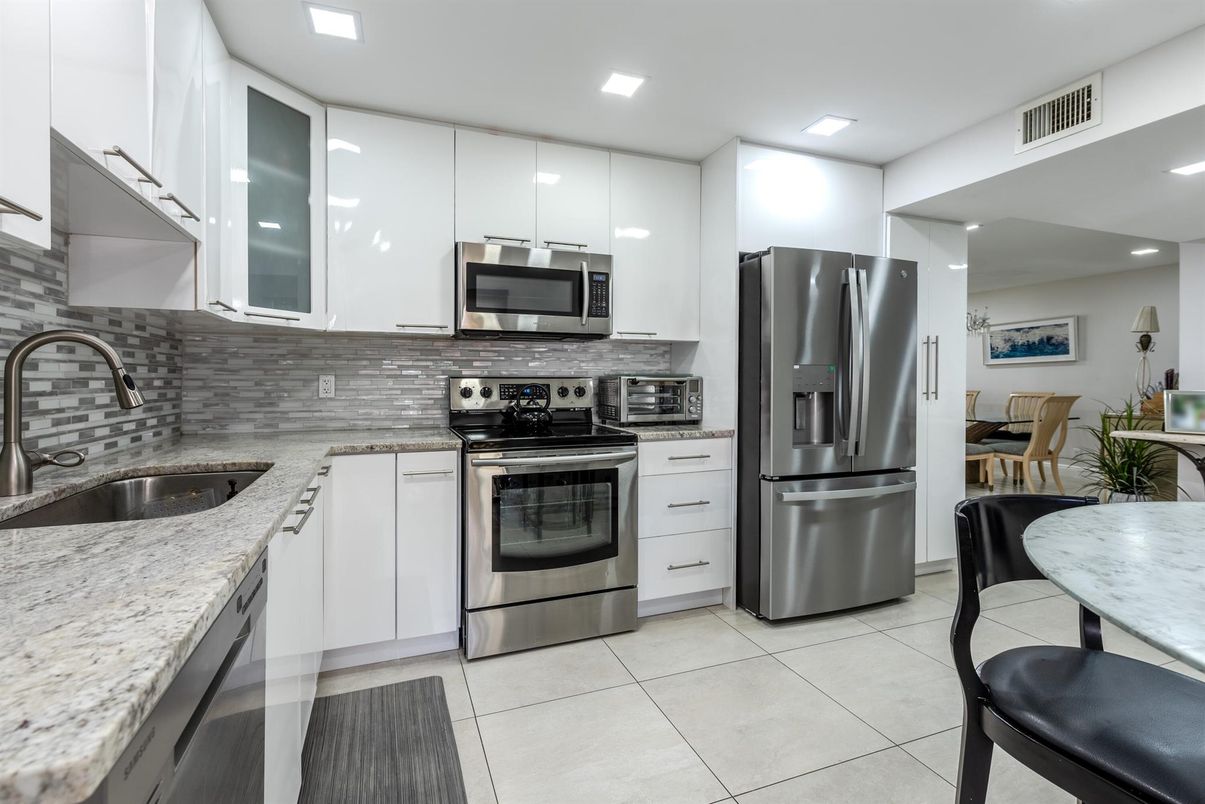 Dining room, Interior, Kitchen, Recessed Lighting, Stainless Steel Appliances
