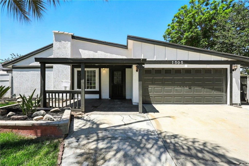 Attached, Exterior, Facade, Modern