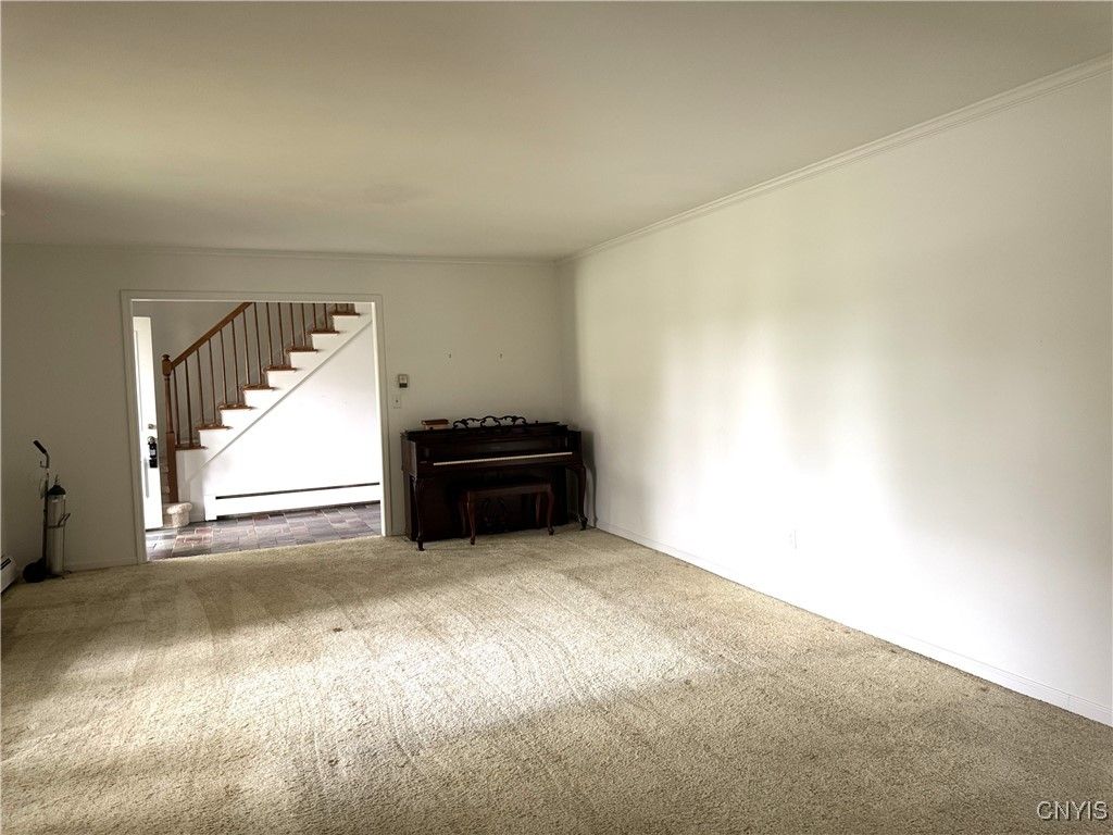 Interior, Piano