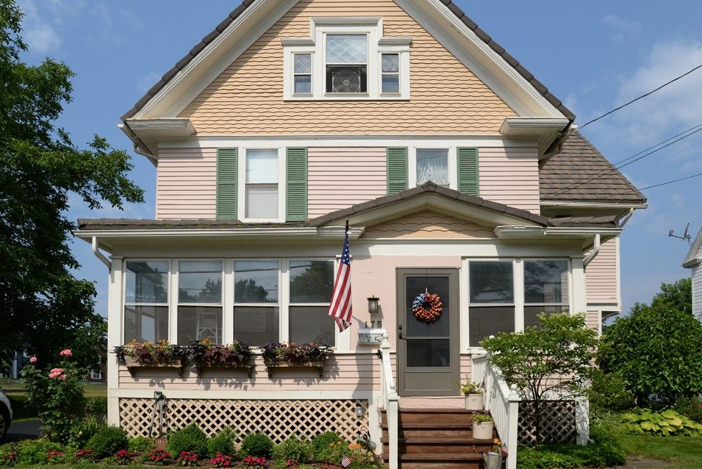 Exterior, Facade, Queen Anne Victorian