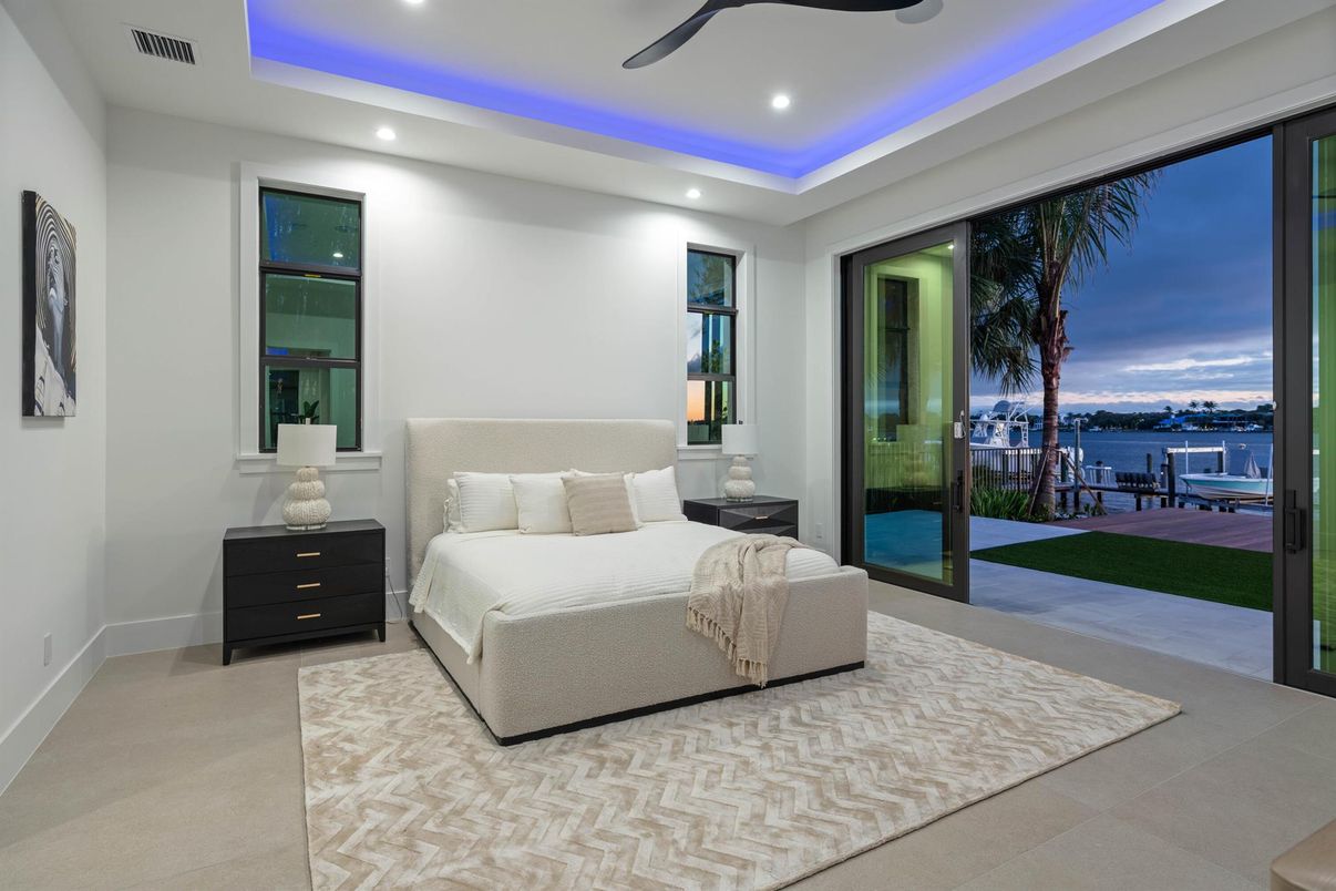 Bedroom, Interior, Recessed Lighting, Water
