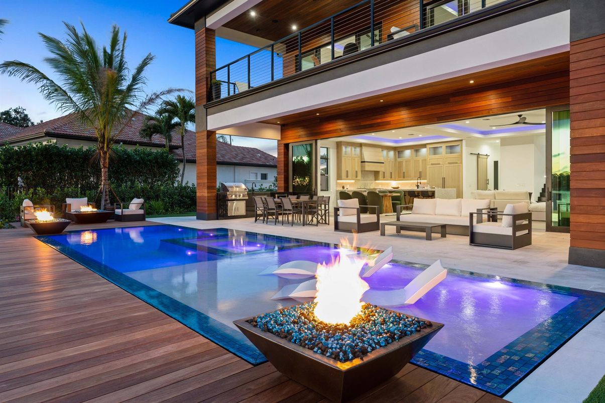 Exterior, Pool