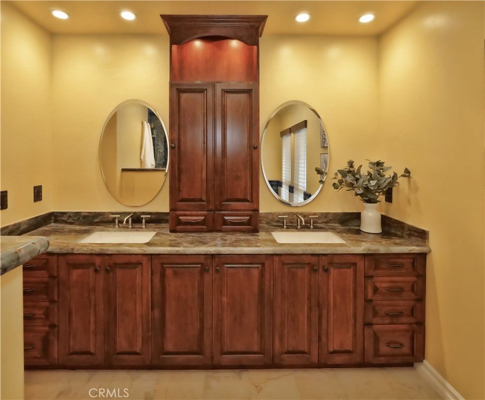 Bathroom, Dual Sink Vanities, Interior, Recessed Lighting