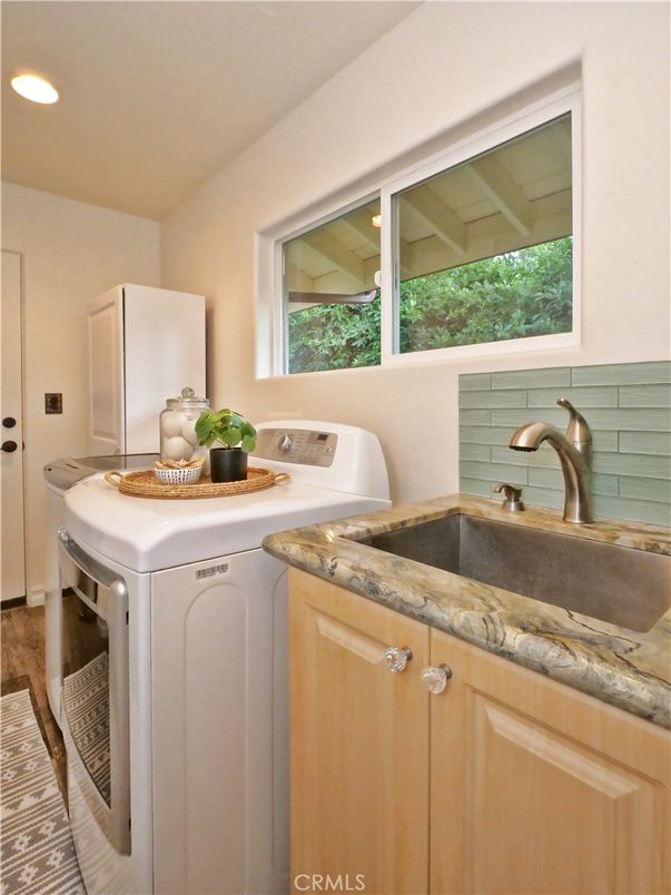 Interior, Recessed Lighting, Washer, Wood Texture Flooring