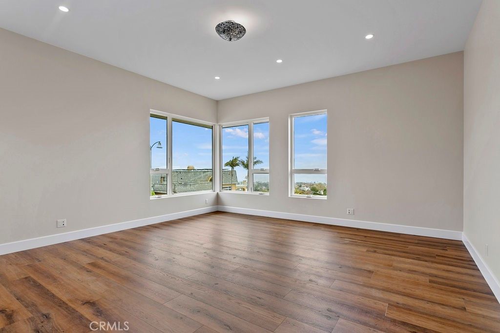 Empty room, Interior, Recessed Lighting, Water, Wood Texture Flooring