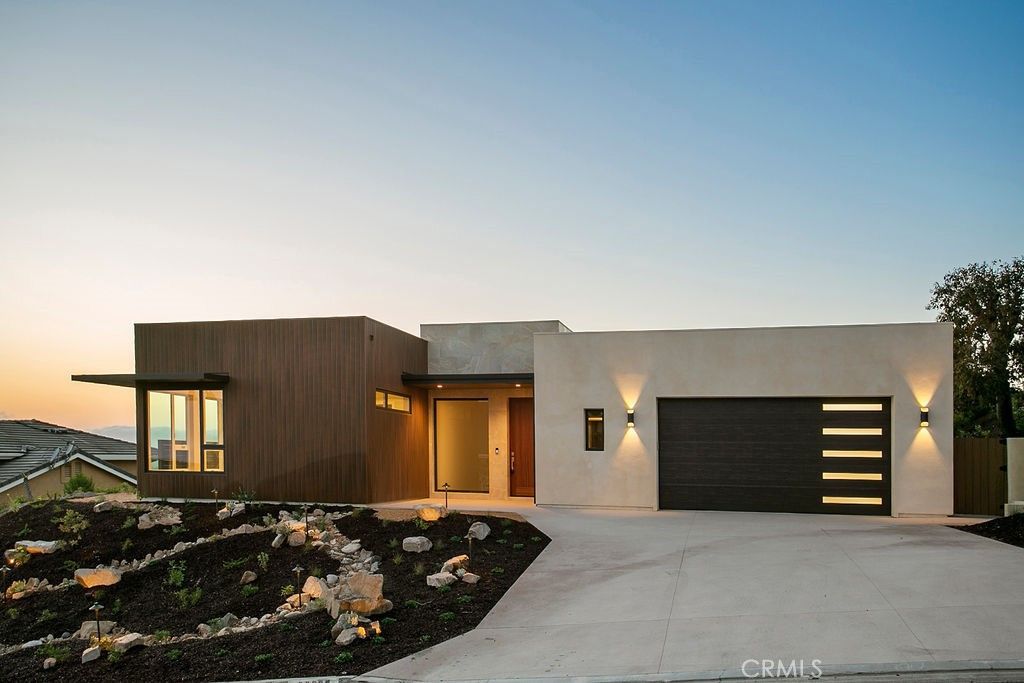 Attached, Exterior, Facade, Modern