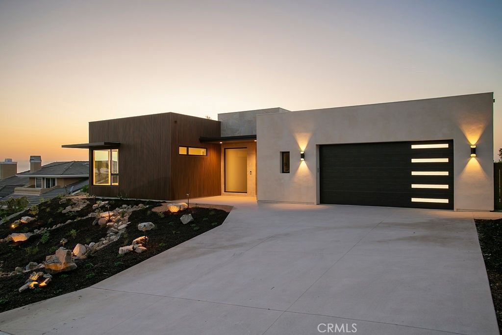 Attached, Exterior, Facade, Modern