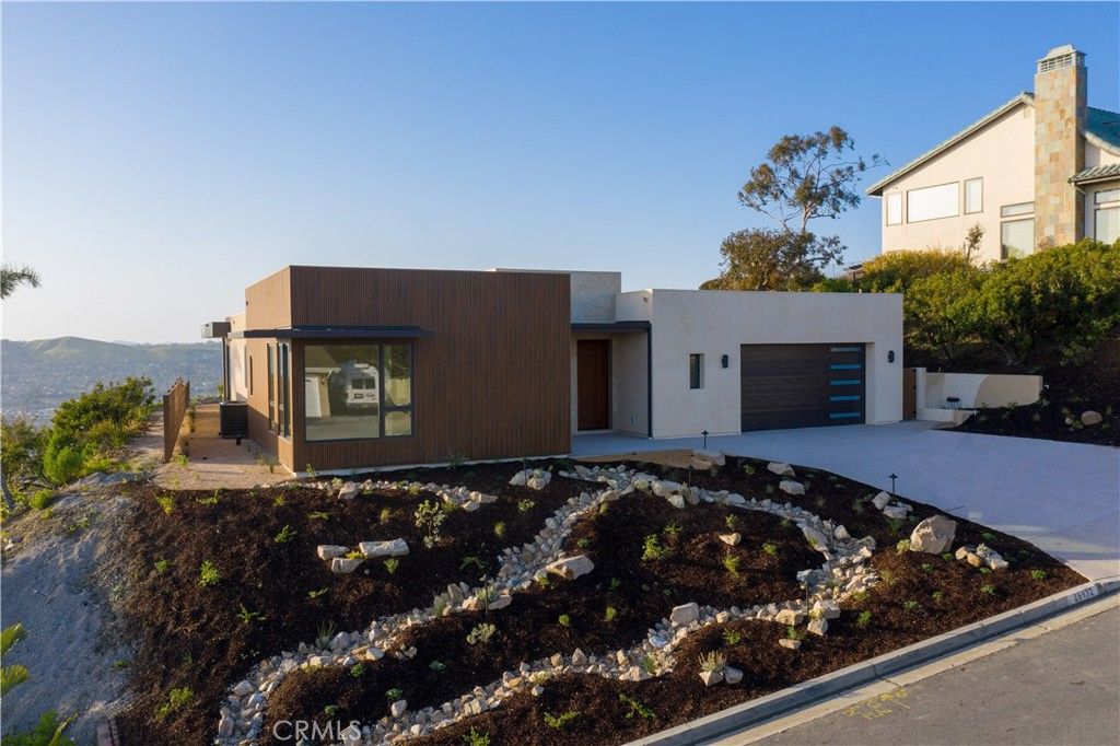 Attached, Exterior, Facade, Modern