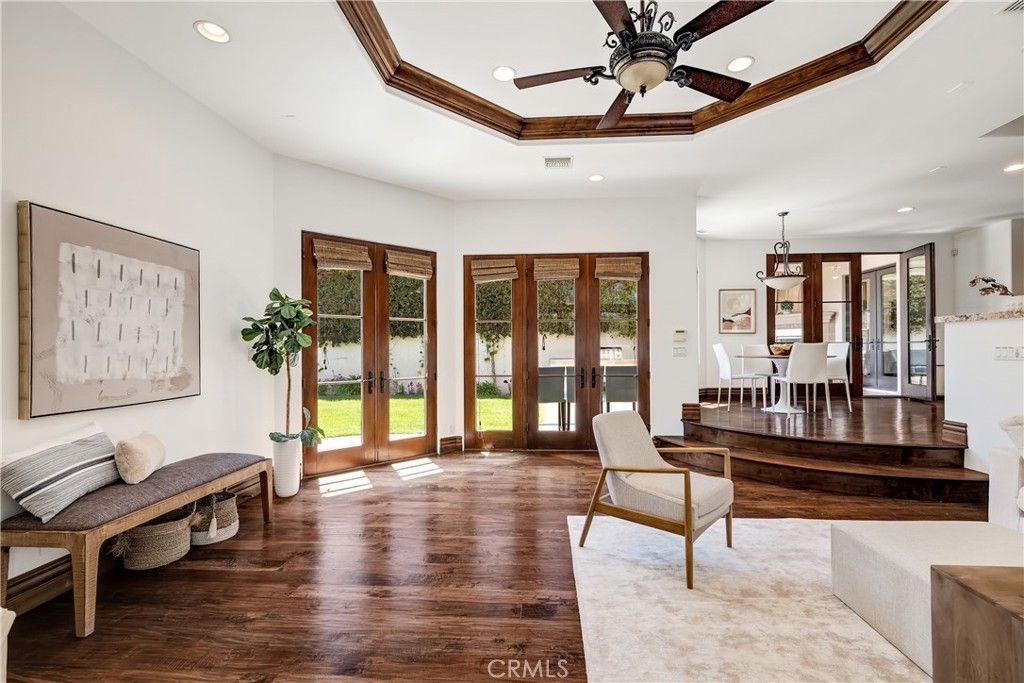 Chandelier, Dining room, Interior, Recessed Lighting, Wood Texture Flooring