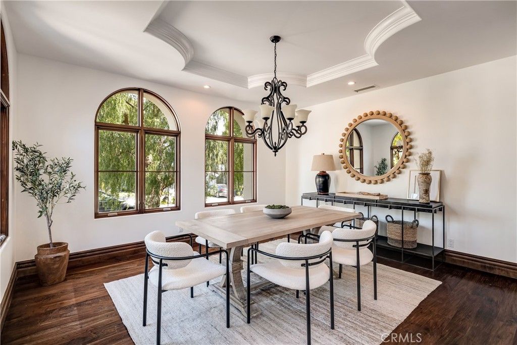 Chandelier, Dining room, Interior, Recessed Lighting, Wood Texture Flooring