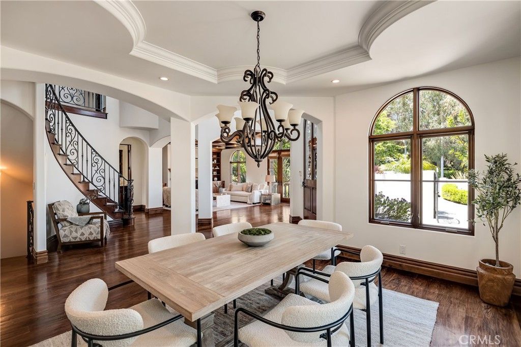 Chandelier, Dining room, Interior, Living room, Recessed Lighting, Wood Texture Flooring