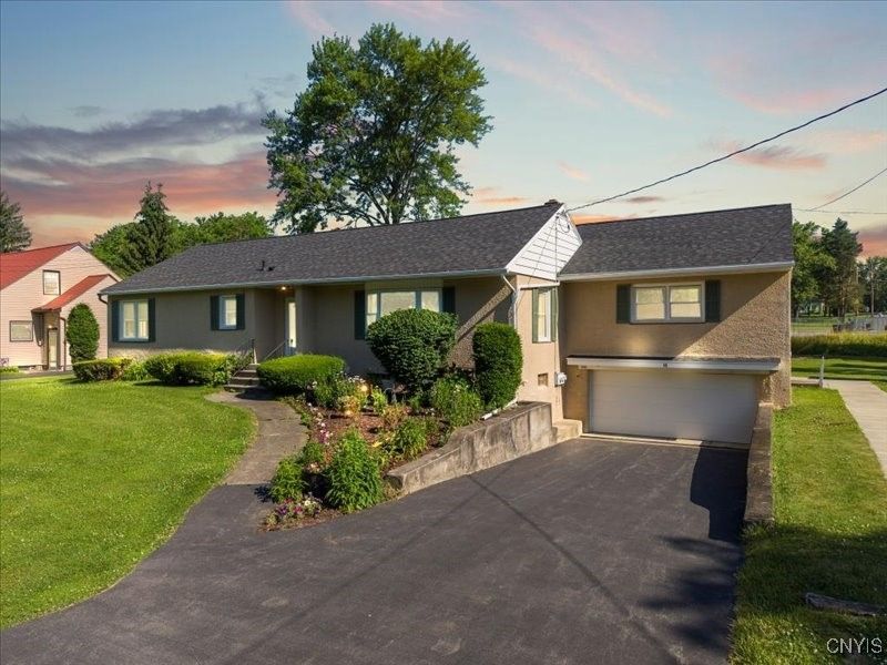 Attached, Exterior, Facade, Cape Cod