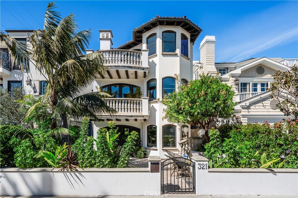 Exterior, Facade, Mediterranean