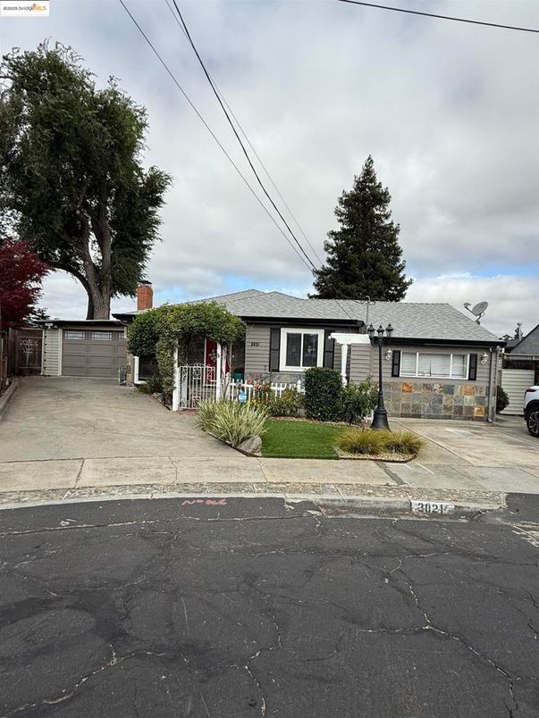 Attached, Exterior, Facade, Ranch
