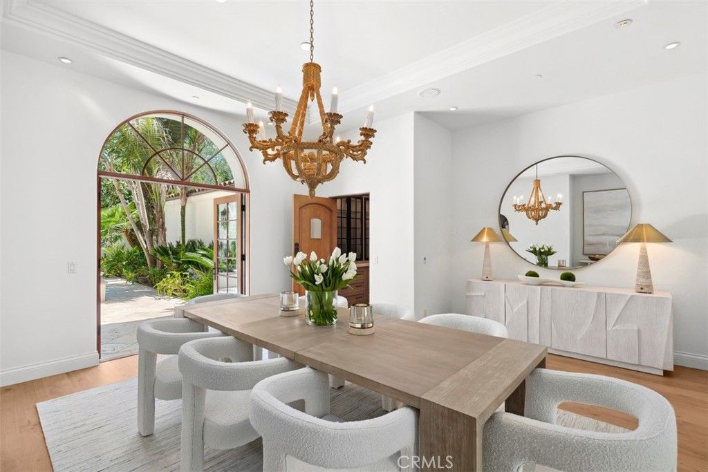 Chandelier, Dining room, Interior, Recessed Lighting, Wood Texture Flooring