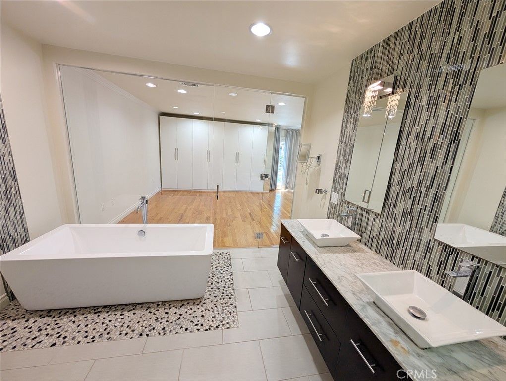 Bathroom, Dual Sink Vanities, Free Standing Baths, Interior, Recessed Lighting